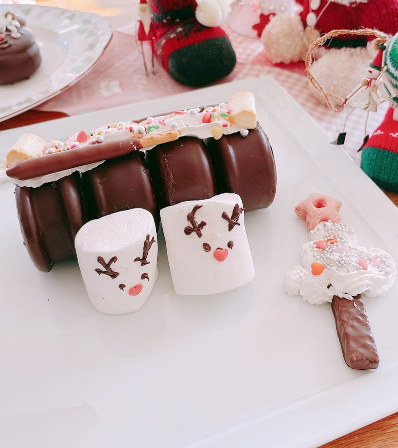 ロッテ生チョコパイを使ったブッシュドノエル風ケーキとトナカイ