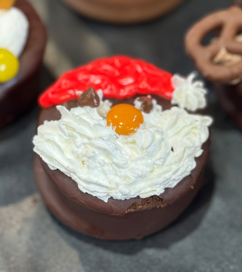 ロッテ生チョコパイを使った赤い帽子のサンタさんケーキ