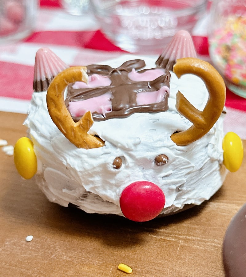 ロッテ生チョコパイを使った真っ赤なお鼻のトナカイケーキ