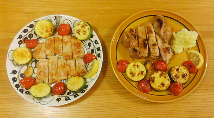 ソースをかける前のお肉たちです