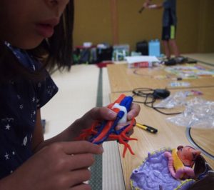 心臓と太い血管をつなげます。心臓にある赤色の穴を赤色の血管(動脈)に、心臓にある青色の穴を青色の血管(静脈)にはめる