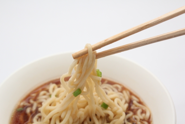 ママが支持するインスタント麺は、鍋不要のカップ麺か具アレンジの袋麺か？