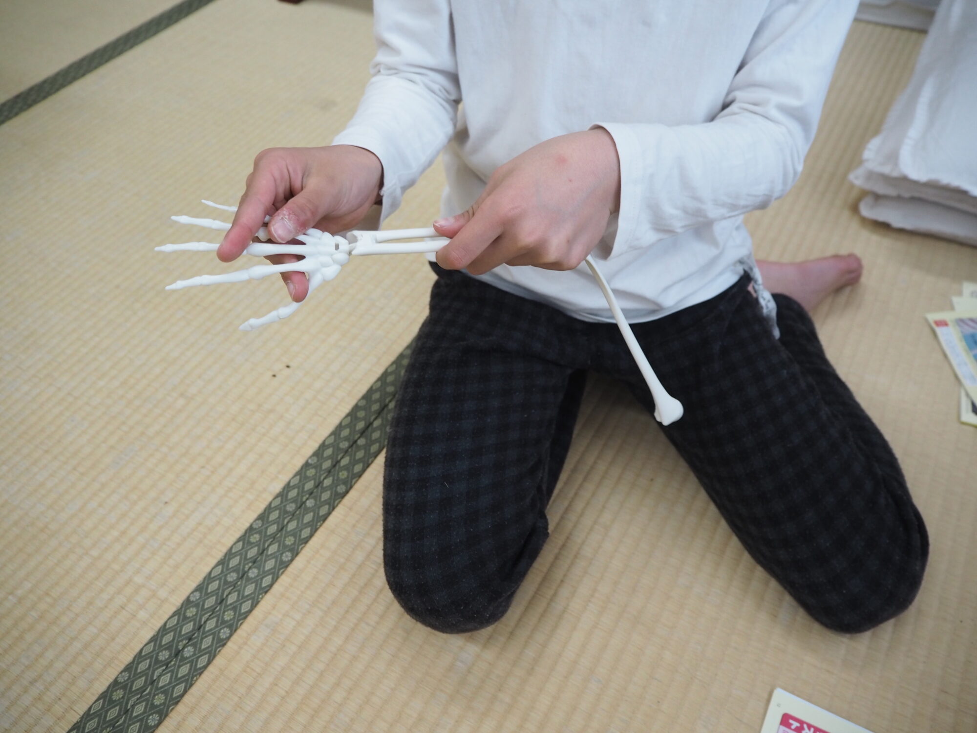 そして右腕も肩甲骨につなぎます