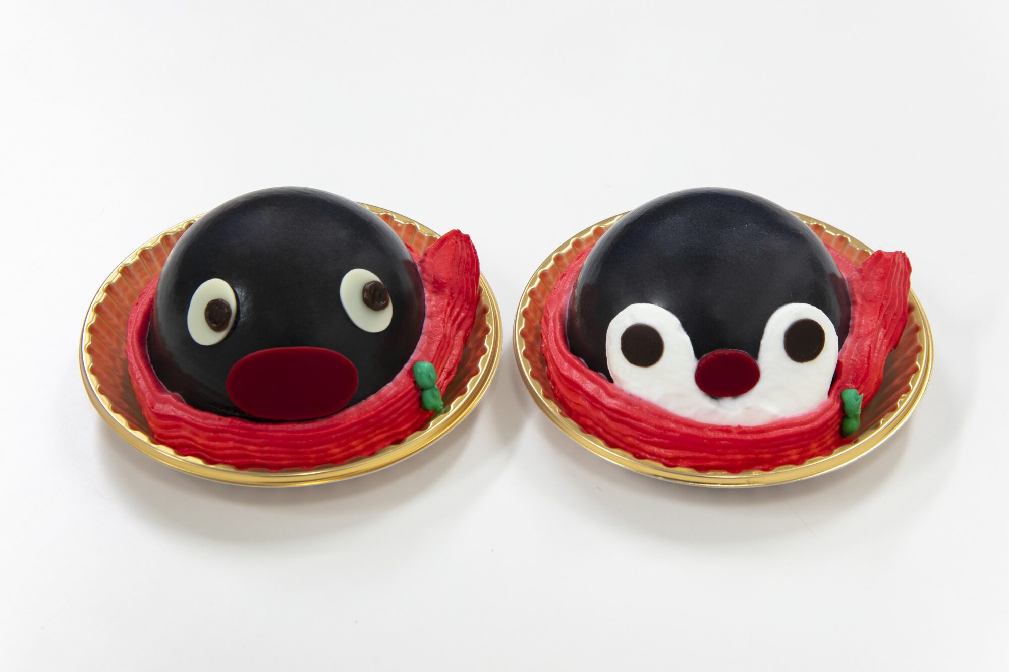 「ピングーケーキ」はチョコレートムースの中にオレンジムースがイン!「ピンガケーキ」は練乳バニラムースにイチゴムースが入っています。