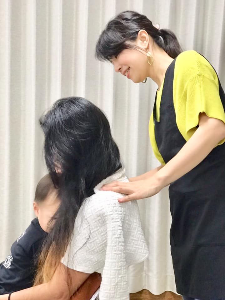 フットリフレクソロジー、ヘッドマッサージ、ハンドトリートメント