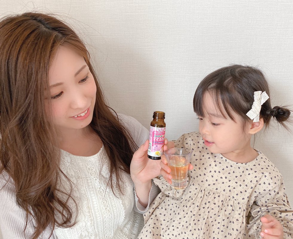 ※お子様はりんごジュースを飲んでいます