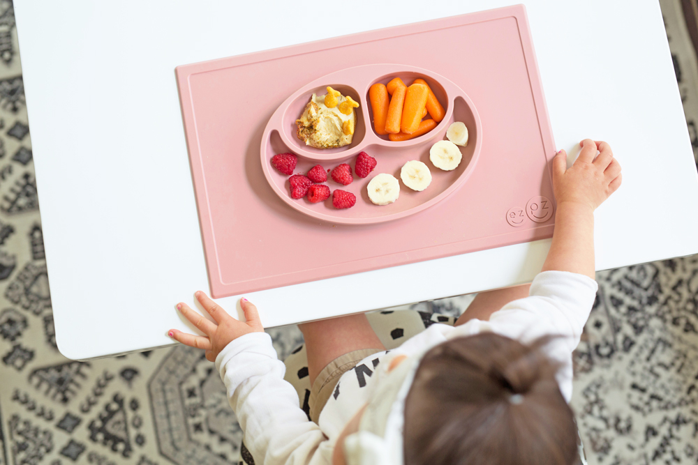 プレゼント！テーブルにくっついてひっくり返らないベビー食器「ezpz（イージーピージー）」