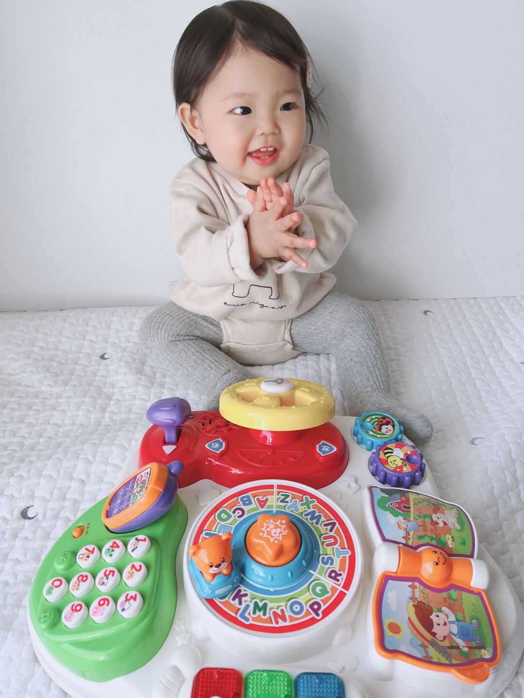 日本語と英語でおしゃべりも！VTech「バイリンガル星のアクティビティ