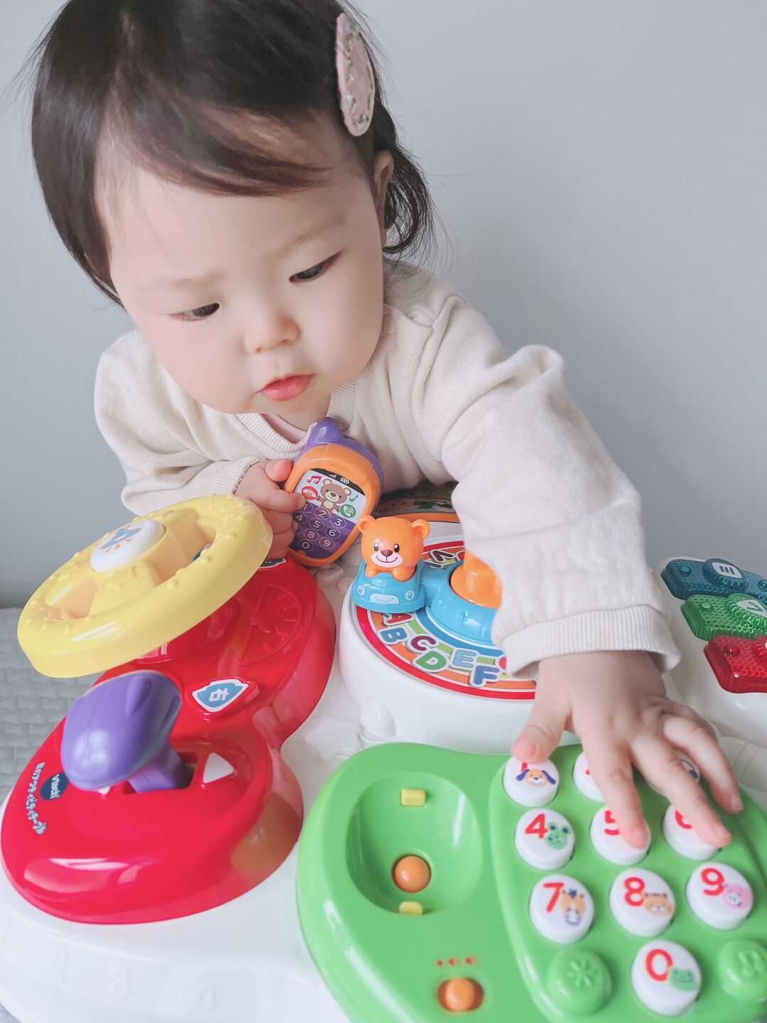 日本語と英語でおしゃべりも！VTech「バイリンガル星のアクティビティ