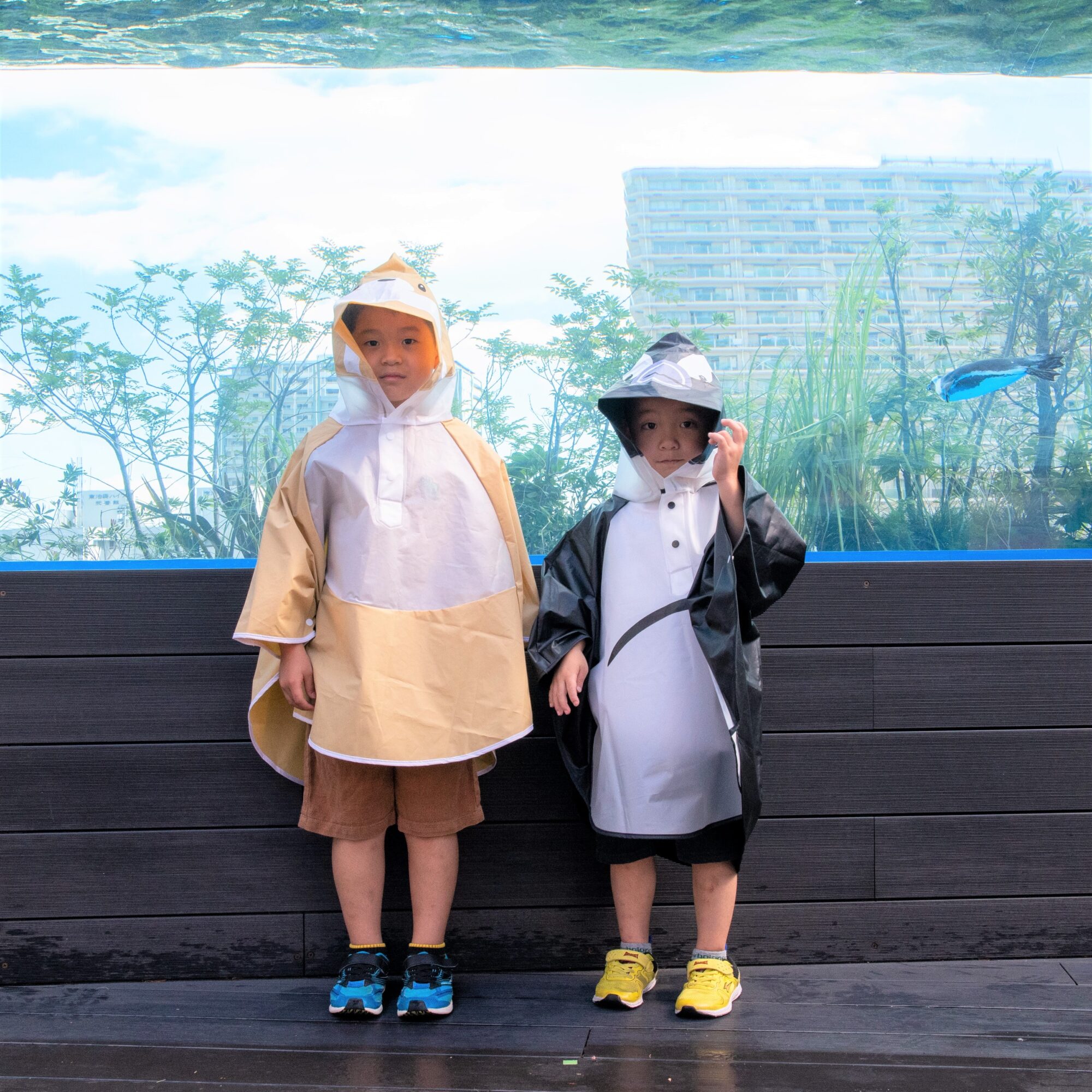雨の日は海の生き物に変身♪「サンシャイン水族館オリジナルレインポンチョ（カワウソ、ペンギン）」のモニター募集！