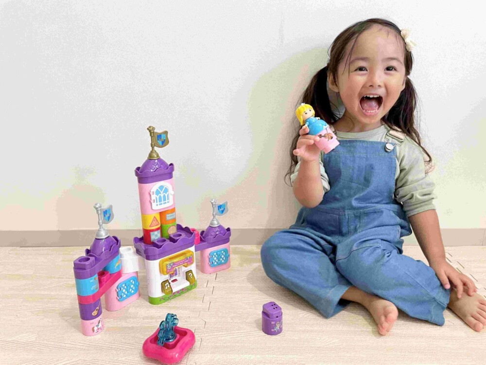 VTech シェイプ&ミュージック キャッスルで遊ぶ女の子