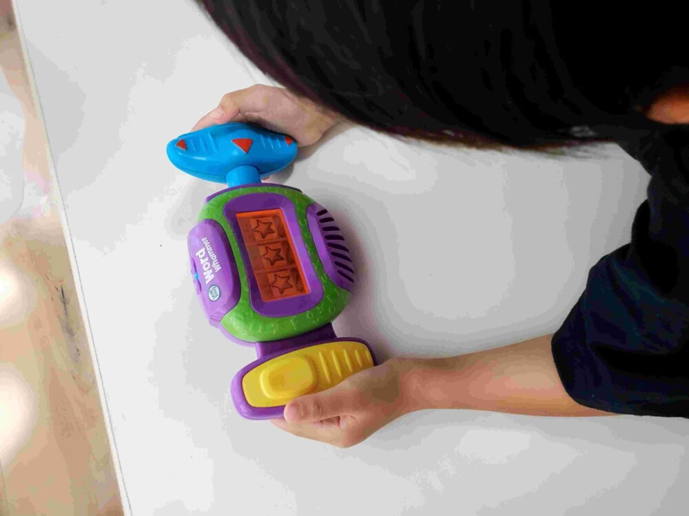 VTech「ワードワマー」で遊ぶ男の子2