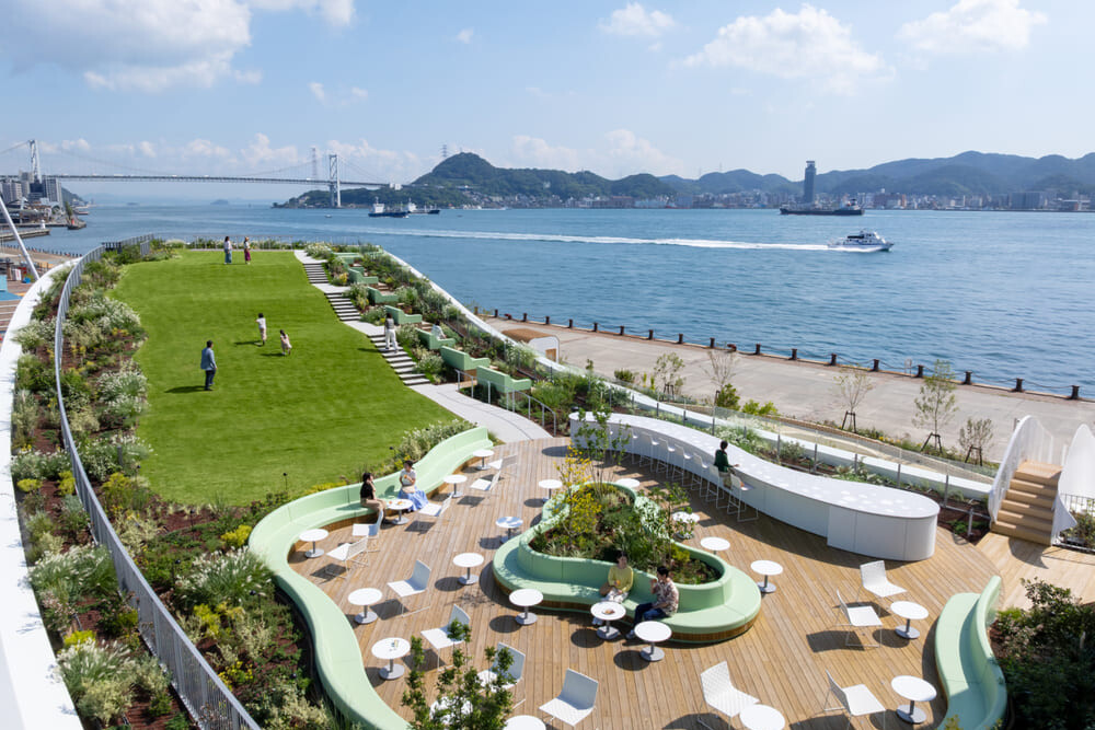 【リゾナーレ下関】なみなみテラス全景_人あり2 (1)